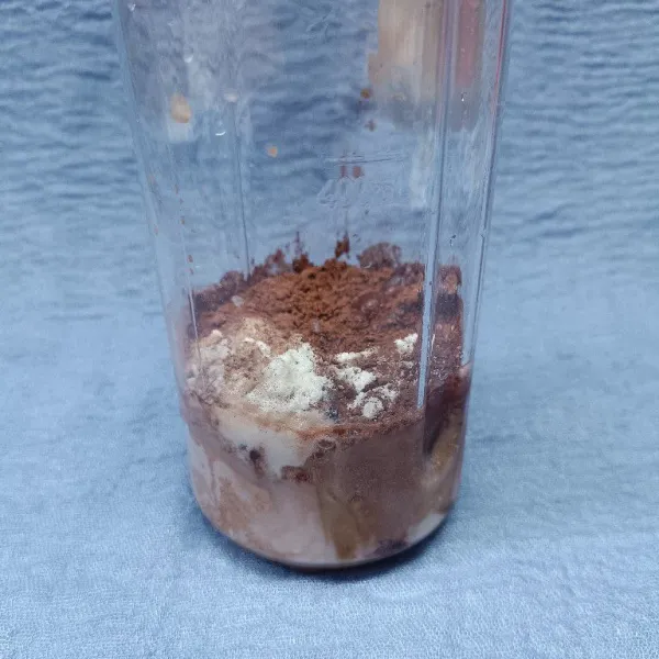 Tuang susu cair dan air.