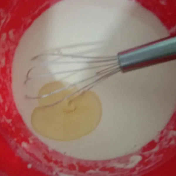 Campurkan semua bahan kulit di dalam wadah, aduk menggunakan whisk hingga licin.