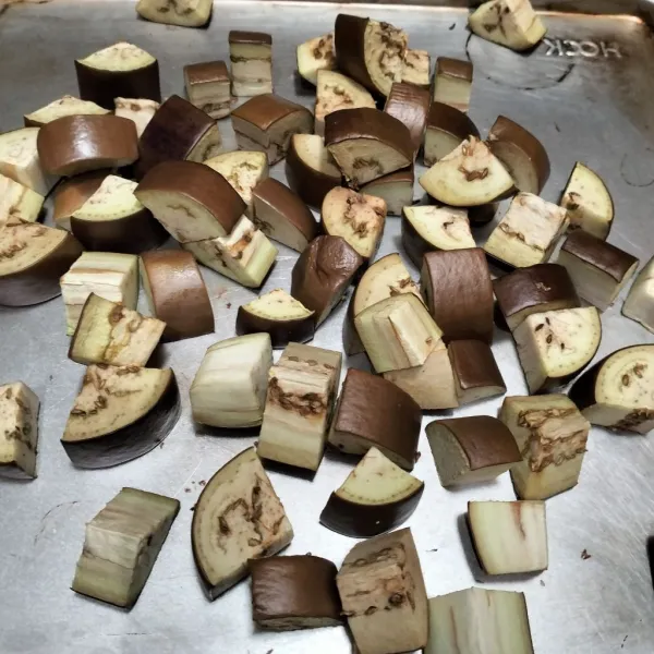 Potong-potong terong kemudian panggang sebentar.