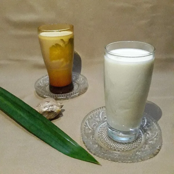 Matikan kompor dan tuang kedalam gelas. Susu kacang kedelai dapat disajikan hangat maupun dingin