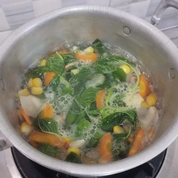 Terakhir masukkan bayam. Beri garam, gula, dan kaldu. Masak hingga bumbu meresap, test rasa.