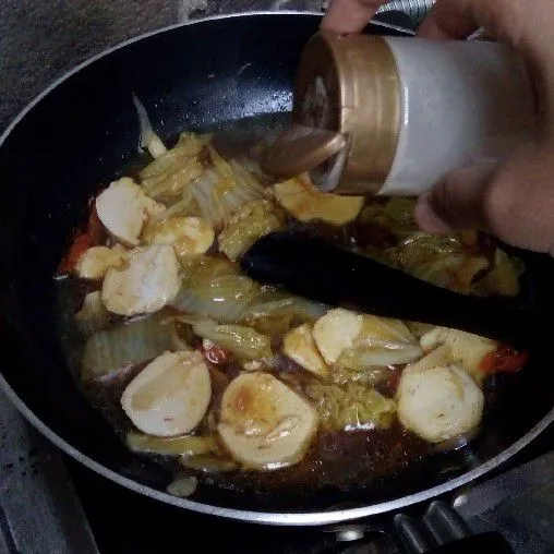 Masukkan garam, lada, dan kaldu bubuk.