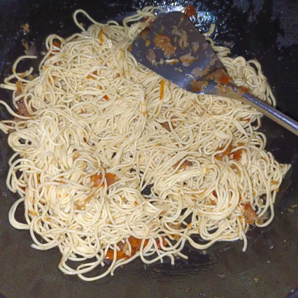 Masukkan mie dan aduk rata.