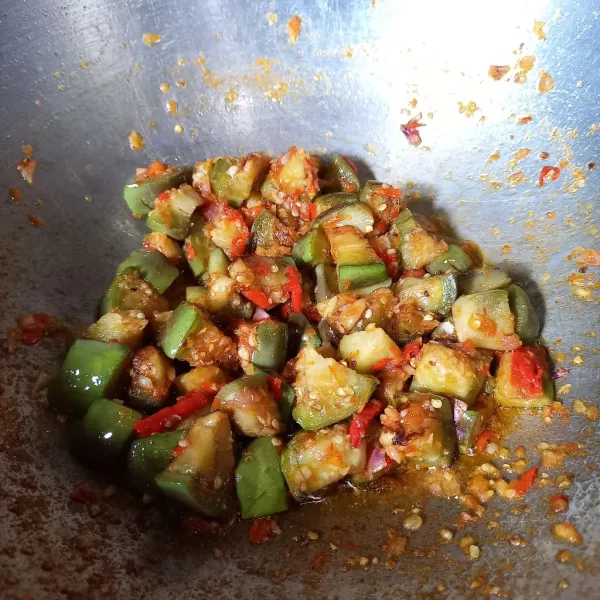 Masukkan terong dan aduk sampai rata dengan bumbu. Angkat dan sajikan.