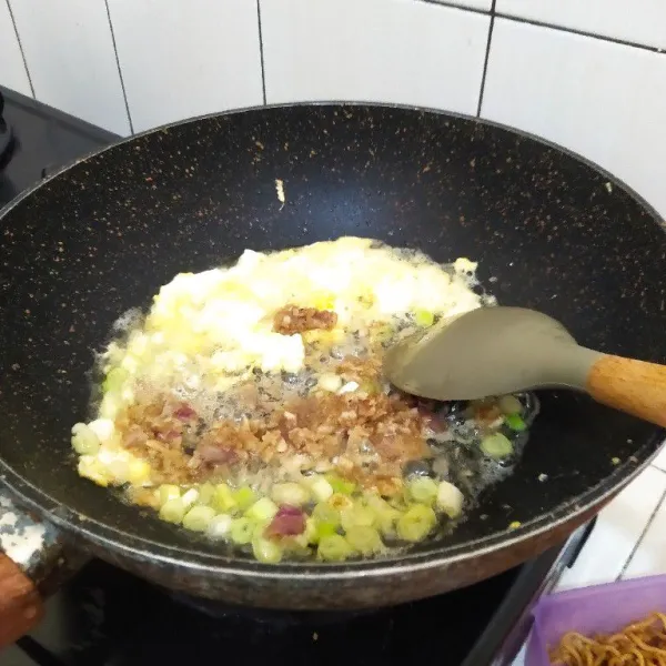Masukan bumbu uleg dan irisan bawang pre. Tumis hingga harum