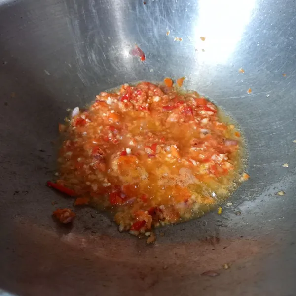 Tumis bumbu halus sampai matang.