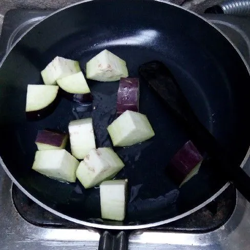 Goreng terong sebentar dengan sedikit minyak. Sisihkan.