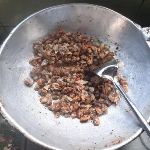 Setelah bumbu rajang cukup matang, masukkan kentang, goreng sesaat, lalu aduk-aduk.