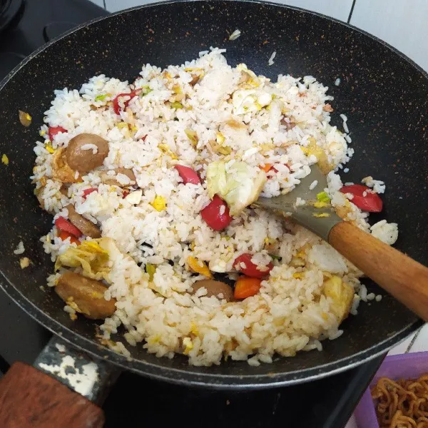Masukkan nasi aduk rata.