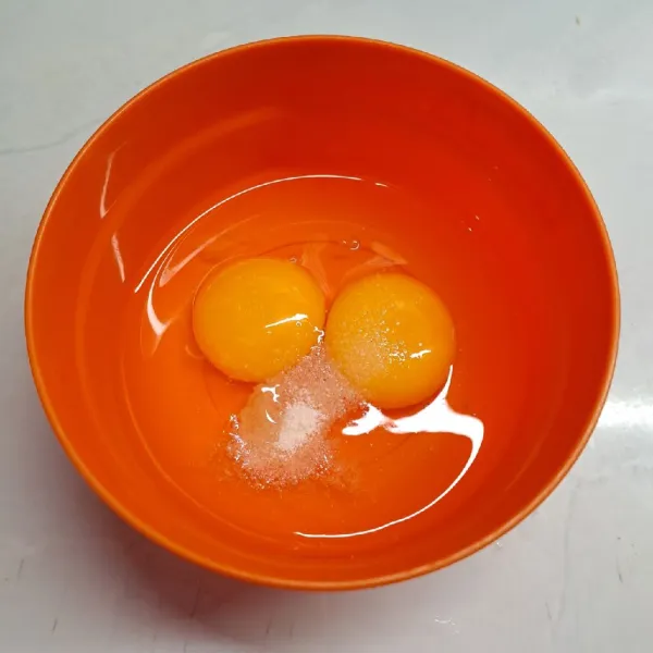 Kocok telur dan kaldu jamur sampai rata.