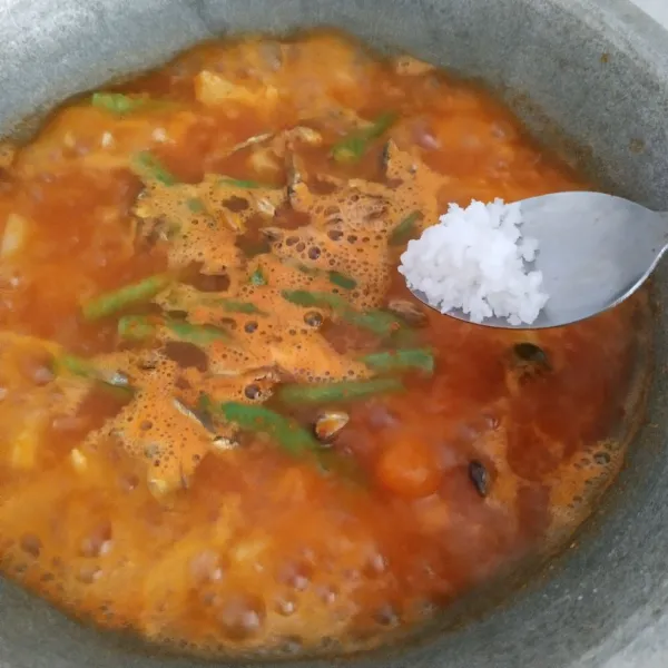 Tambahkan garam, gula, dan micin. Aduk rata.
