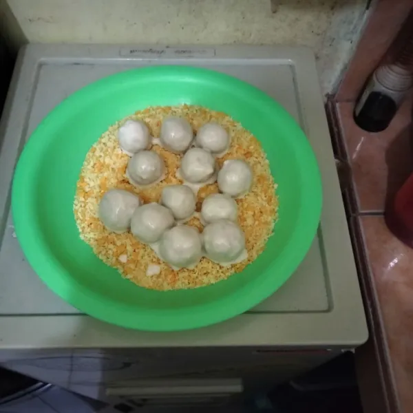 Kemudian gulingkan kedalam tepung panir, balut dengan merata, dan lakukan hingga adonan habis.