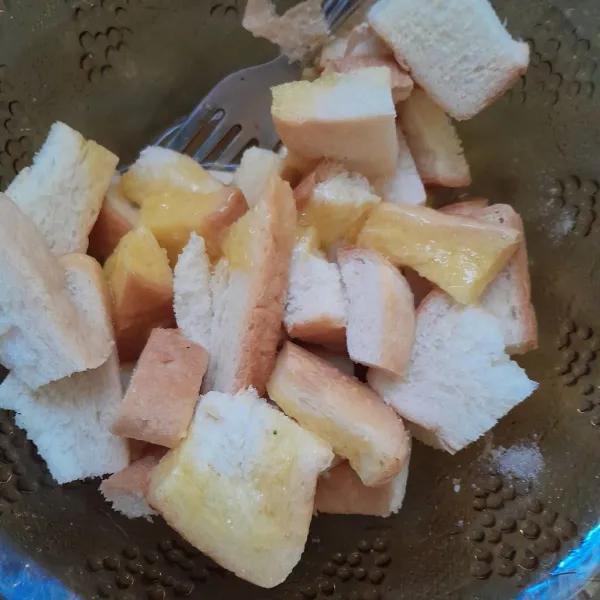 Masukkan roti ke dalam telur.