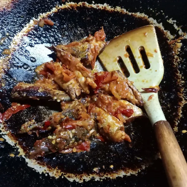 Masukkan ikan, aduk sampai tercampur rata. Angkat dan siap dihidangkan.