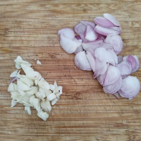Iris bawang merah dan cincang kasar bawang putih.