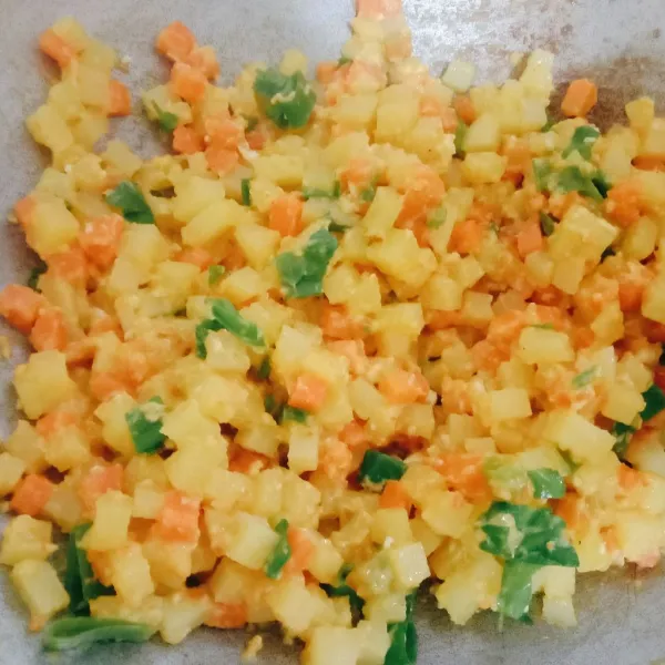 Kemudian masukkan wortel dan kentang, jika kentang dan wortel sudah empuk selanjutnya masukkan telur serta garam dan penyedap terakhir masukkan dan sop dan seledri
