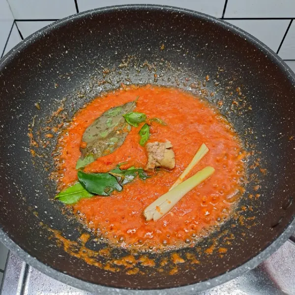 Panaskan secukupnya minyak goreng. Tumis bumbu halus, serai, jahe, daun salam dan daun jeruk sampai harum dan matang.