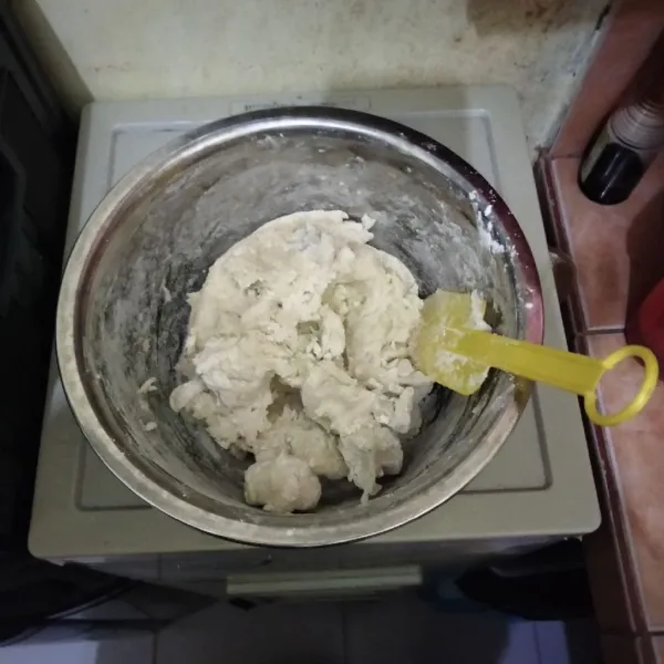 Aduk hingga tercampur rata dan bahan bisa di bulat-bulatkan.