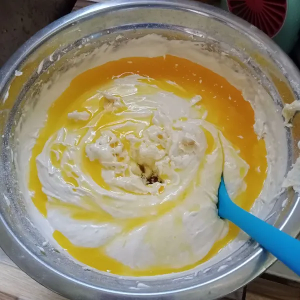 Masukkan margarin leleh. Aduk balik menggunakan spatula sampai rata.