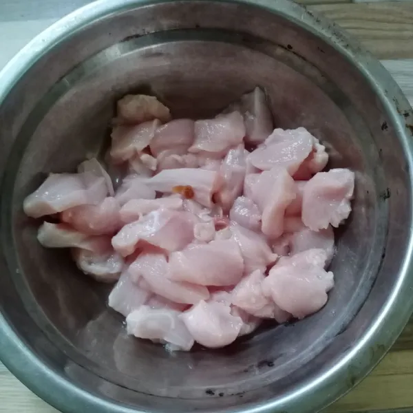 Potong dadu ayam fillet. Kemudian cuci bersih.