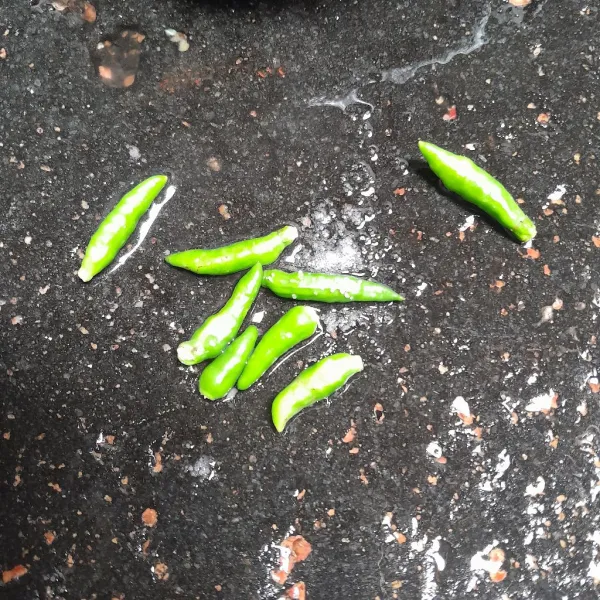 Giling cabe rawit dan garam.