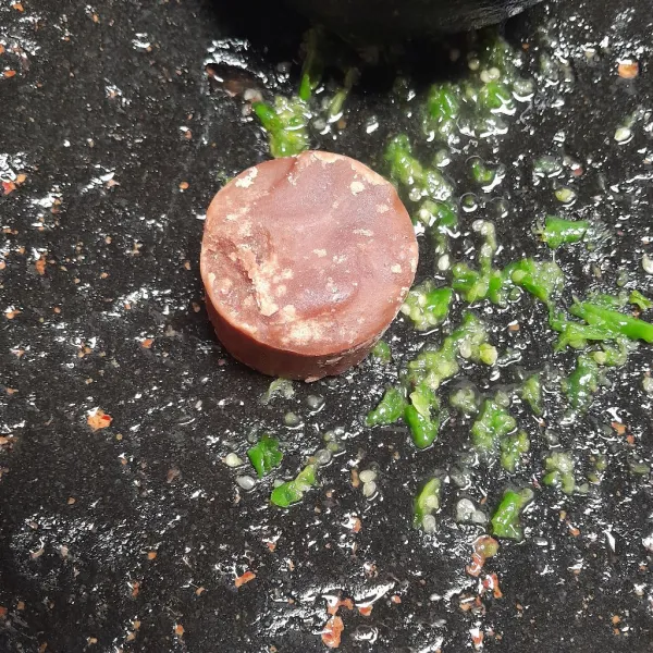 Tambahkan gula merah.