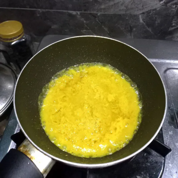 Panaskan minyak, tumis bumbu halus, dan merica bubuk sampai harum.