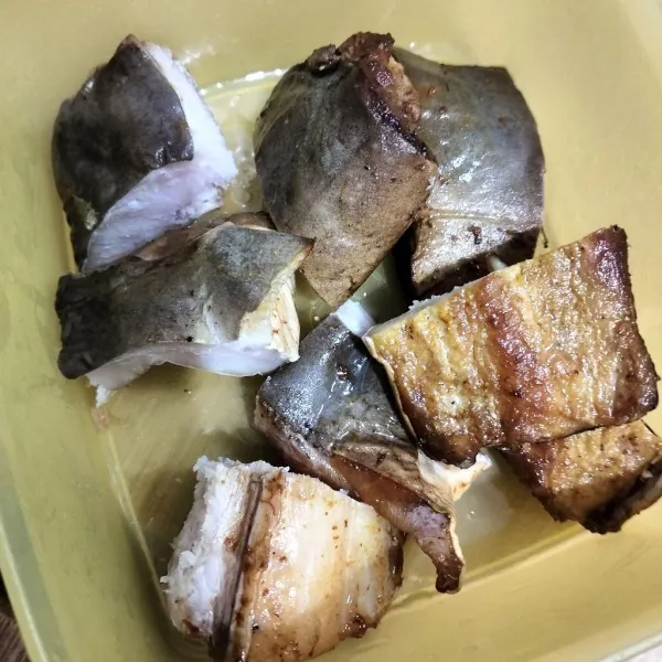 Potong ikan asap masing-masing 2 bagian.