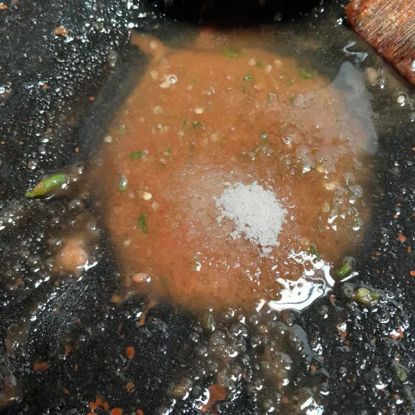 Tanbahkan gula pasir dan air, giling sampai tercampur rata.