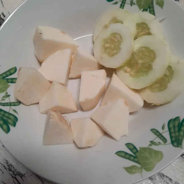 Potong timun dan bengkoang.