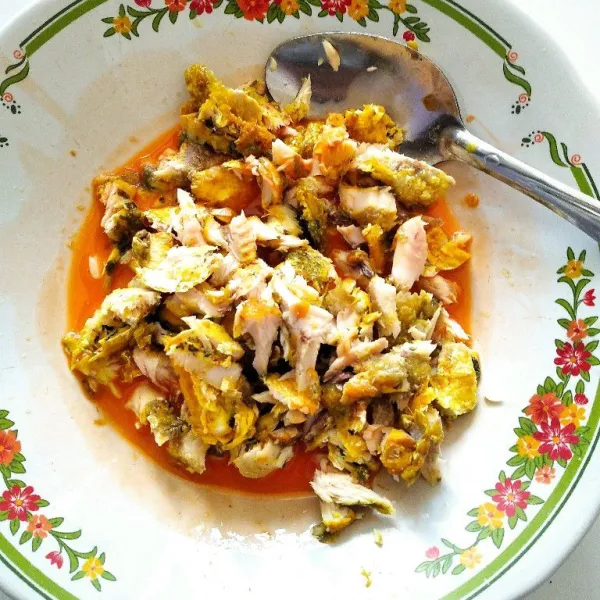 Kocok lepas telur, lalu masukkan bandeng yang sudah disuwir ke dalam kocokan telur.