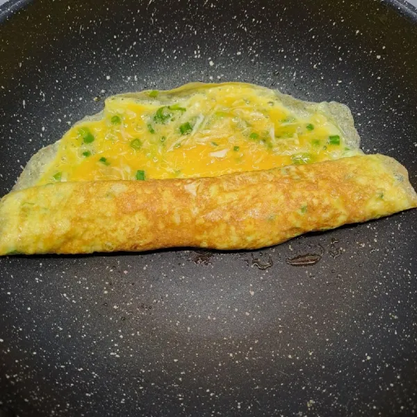 Jika bagian bawah sudah berkulit, gulung perlahan. Masak sampai matang sambil dibolak balik.