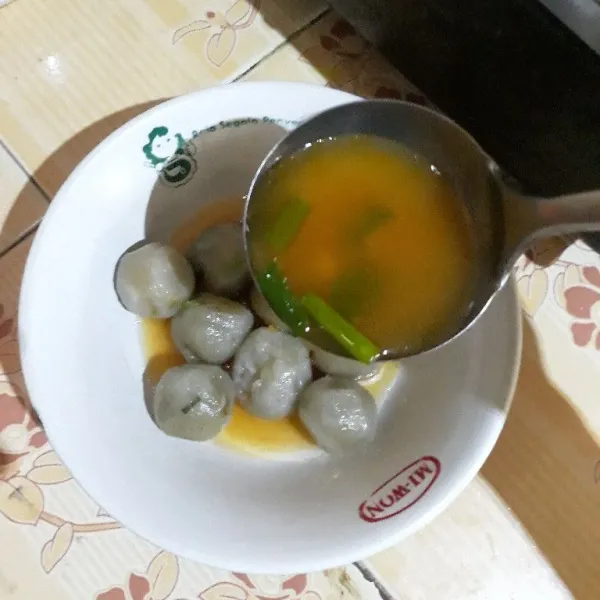 Tata bakso aci dalam mangkuk, tambahkan kuah dan ceker, beri topping sesuai selera lalu sajikan selagi hangat.