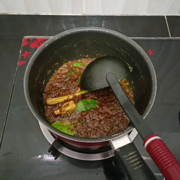 Panaskan minyak. Tumis bumbu halus, serai, dan daun jeruk. Masak hingga bumbu matang.