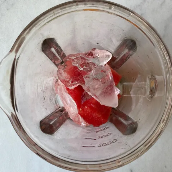 Masukkan semangka dan es batu ke dalam blender.