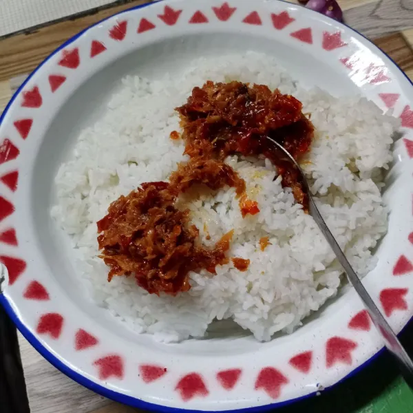 Campur nasi dengan sambal ikan asin yang sudah ditumbuk.