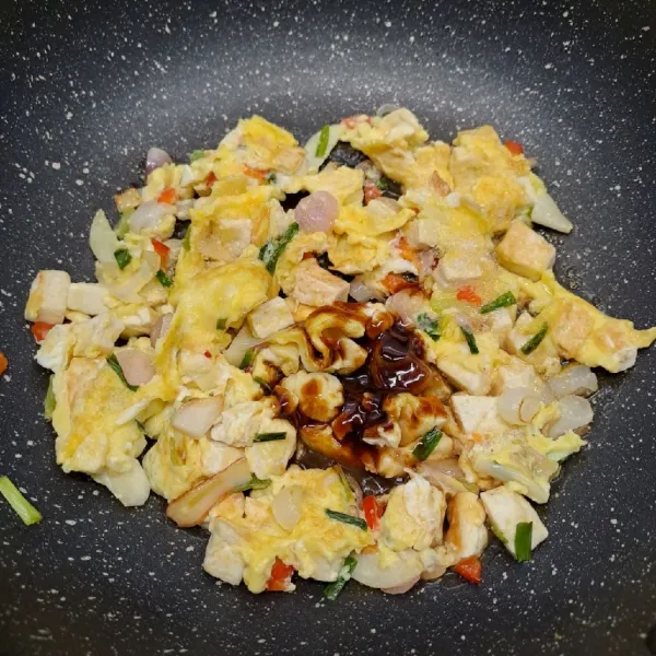 Bumbui saos tiram, kecap asin, gula pasir, garam, minyak wijen dan air. Aduk sampai rata sambil koreksi rasa sesuai selera. Masak sampai air menyusut. Angkat dan sajikan.