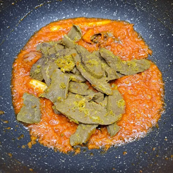 Masukkan paru ungkep, aduk rata dengan tumisan.