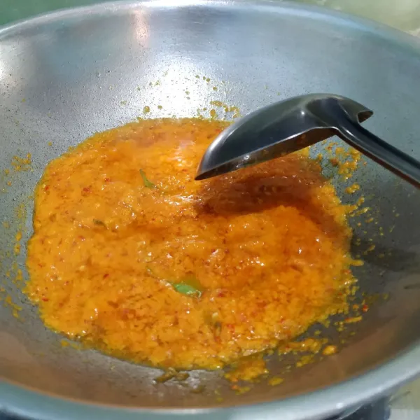 Tumis bumbu halus dan daun salam hingga harum.