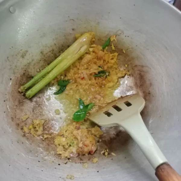 Panaskan minyak secukupnya. Tumis bumbu halus, serai dan daun jeruk sampai harum dan matang.