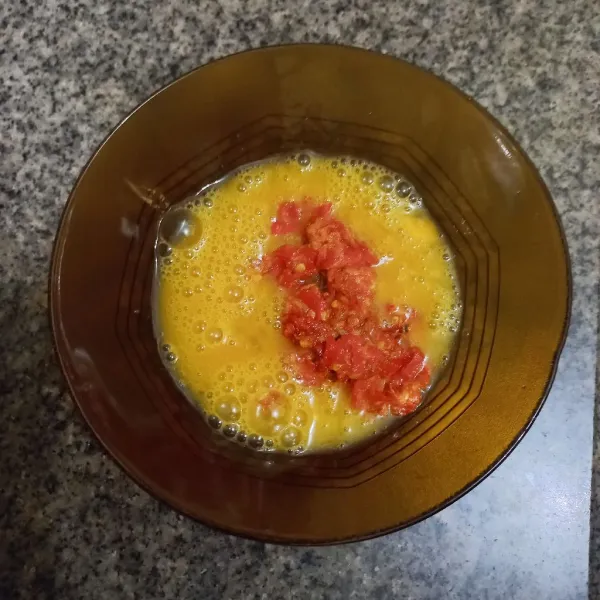 Tuang bumbu pada kocokan telur, aduk rata.