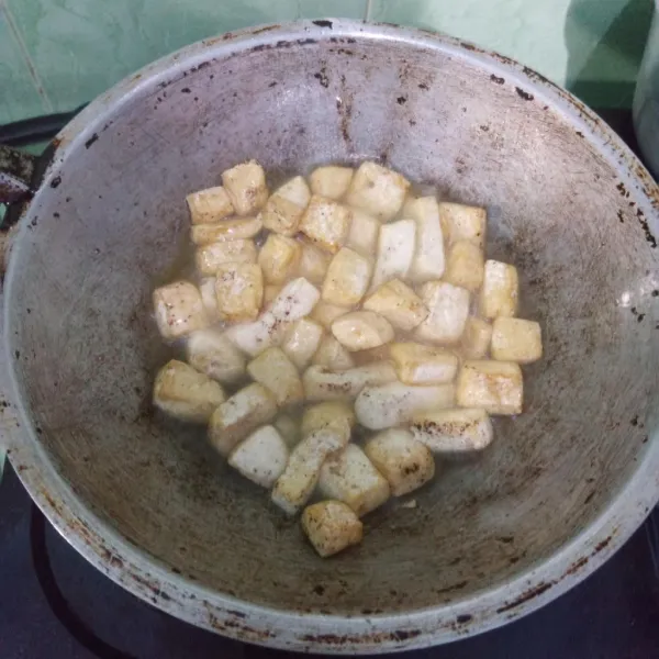 Goreng tahu hingga berkulit, sisihkan.