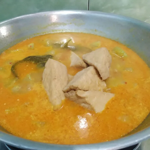 Tambahkan tahu, aduk rata.