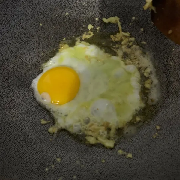Masukkan telur aduk.