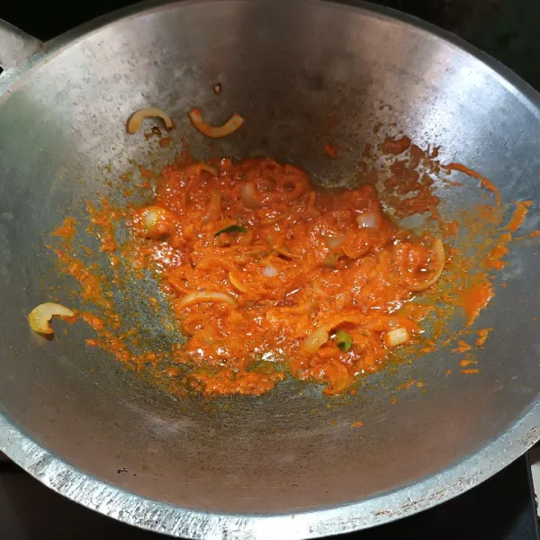 Panaskan minyak, tumis bawang bombay sampai harum. Lalu masukkan bumbu halus dan daun jeruk. Aduk sampai tidak bau langu.