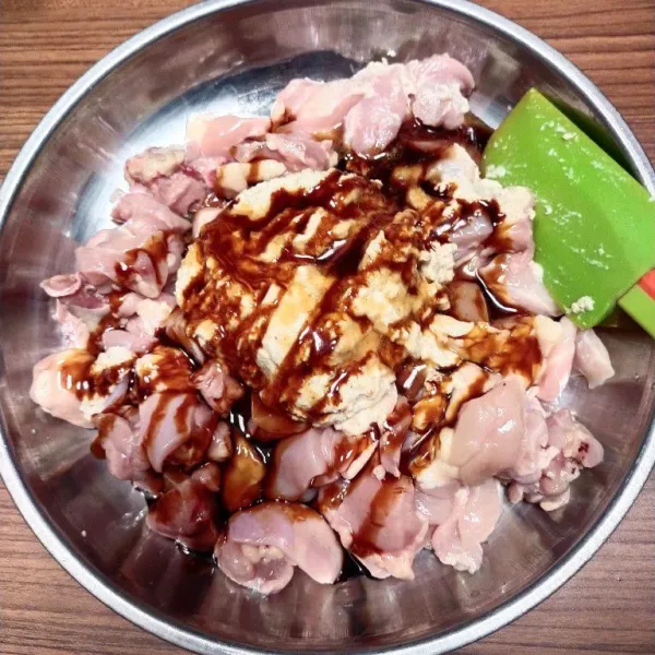 Haluskan bumbu.