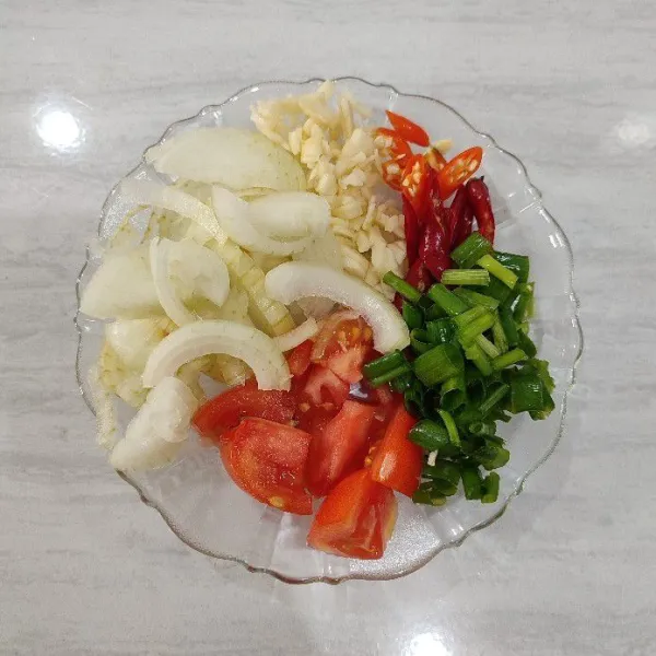 Iris bawang putih, bawang bombay, daun bawang, cabe rawit , cabe merah dan tomat potong dadu.