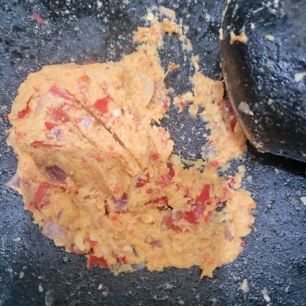 Haluskan cabai,  bawang merah, bawang putih, lengkuas, dan kemiri denga cobek atau di blender.