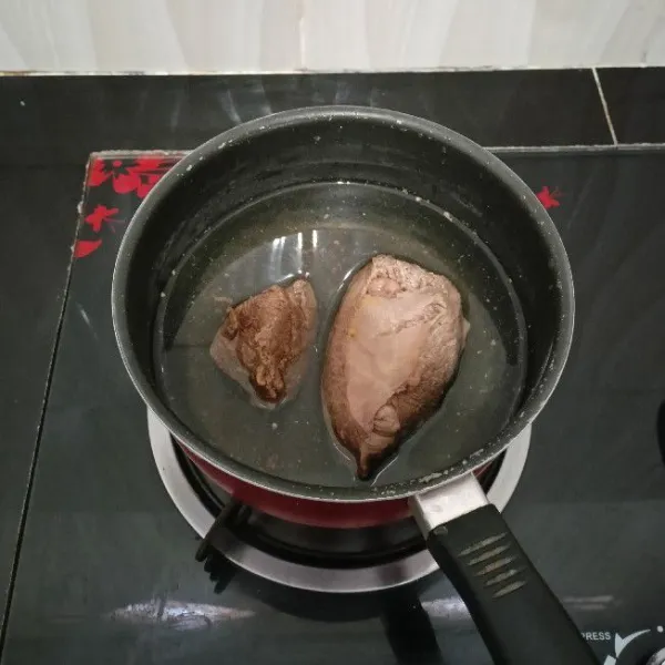 Rebus daging sapi dengan air secukupnya hingga setengah empuk. Tiriskan daging dan sisihkan air kaldunya.