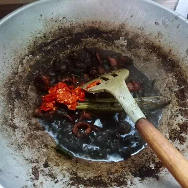 Kemudian masukkan cabe rawit halus.